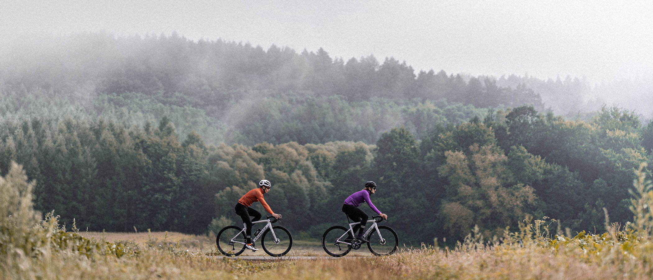 kolarstwo szosowe jesienią nie musi być nieprzyjemne dzięki odpowiedniej odzieży rowerowej na jesień